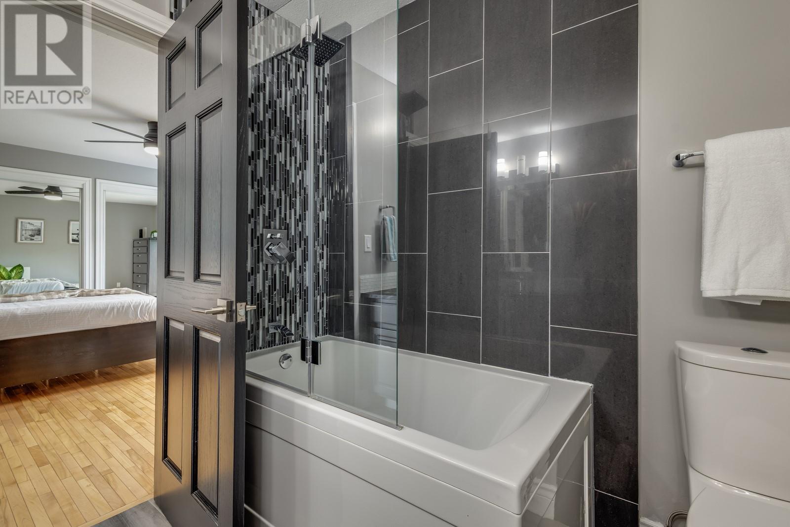  4812 Lakeshore Place, Kelowna