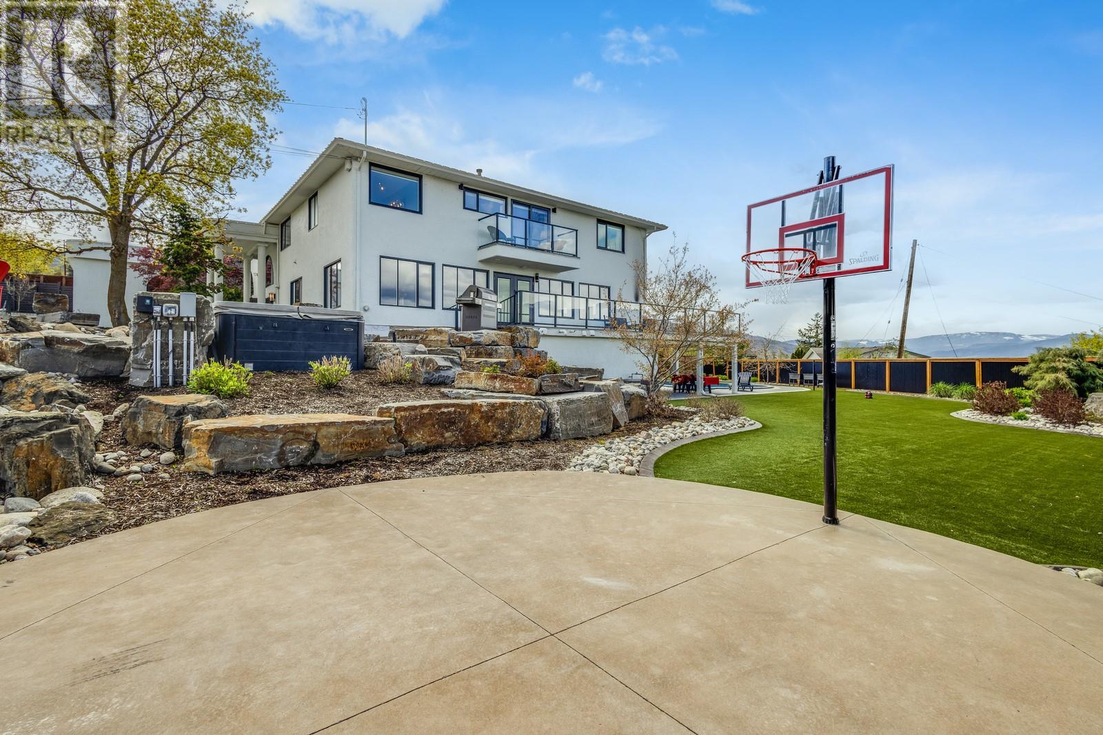  4812 Lakeshore Place, Kelowna