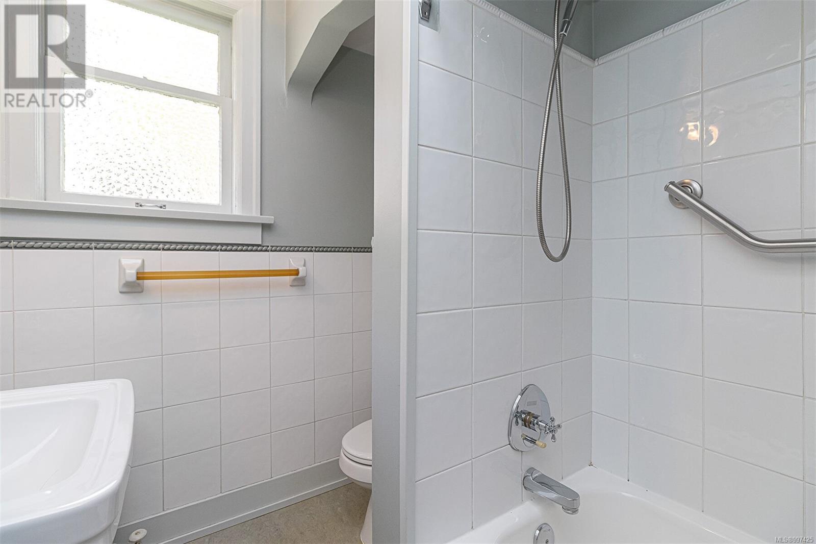  865 St. Patrick Street, Oak Bay