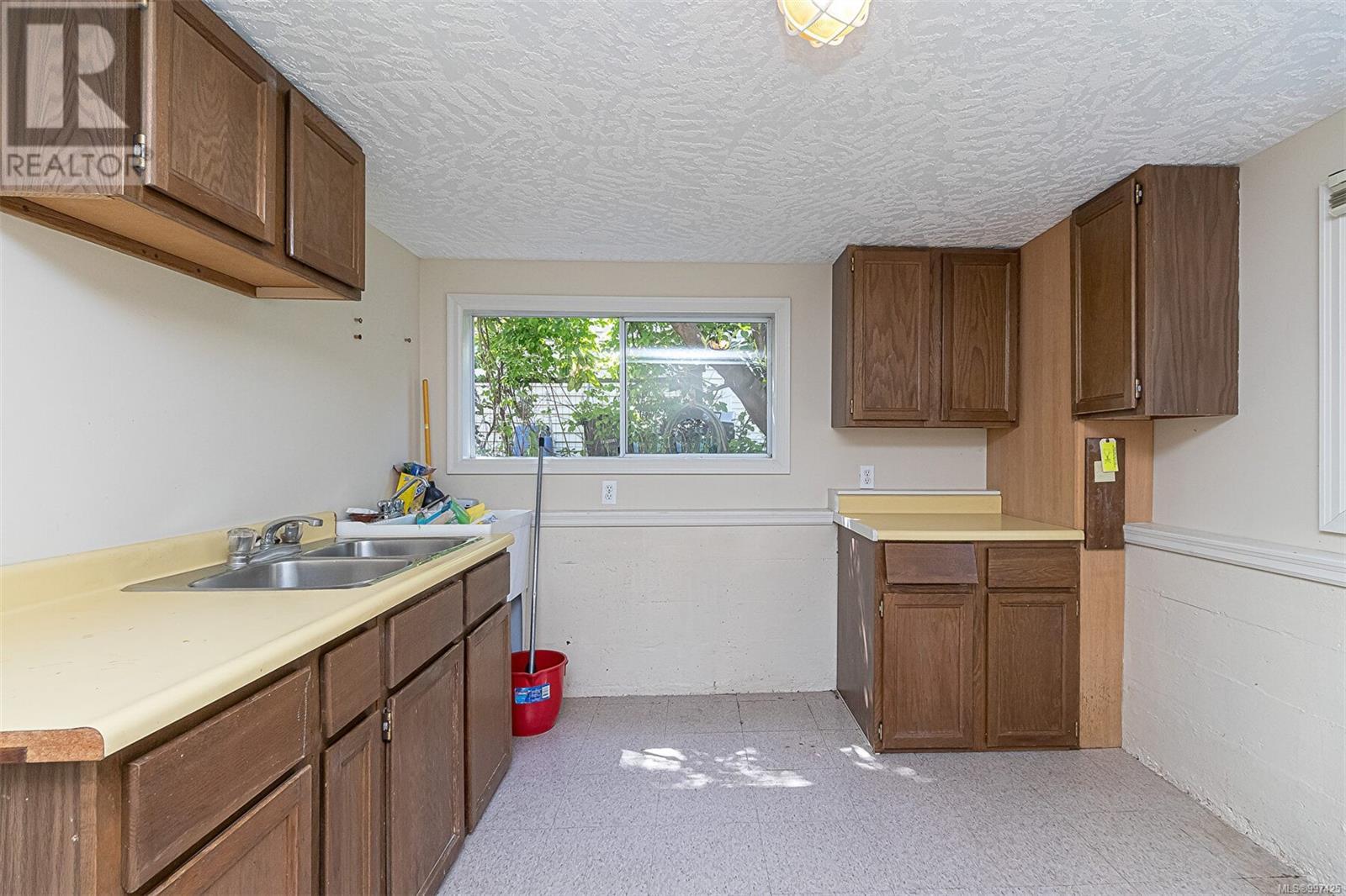  865 St. Patrick Street, Oak Bay