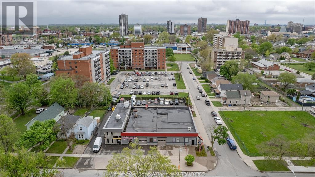 Photo 2 of 857 Howard Avenue, Windsor ON