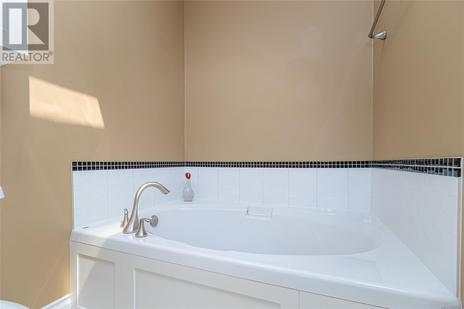 2295 GREENLANDS RD - Image 28