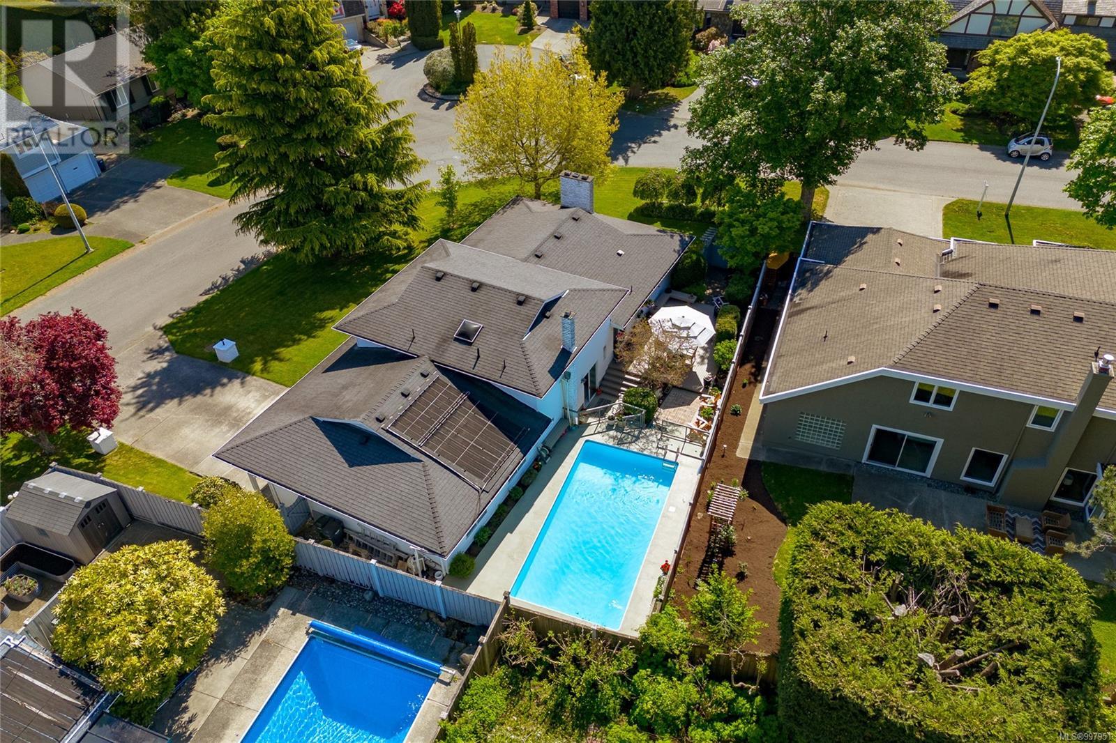 2295 GREENLANDS RD - Image 40