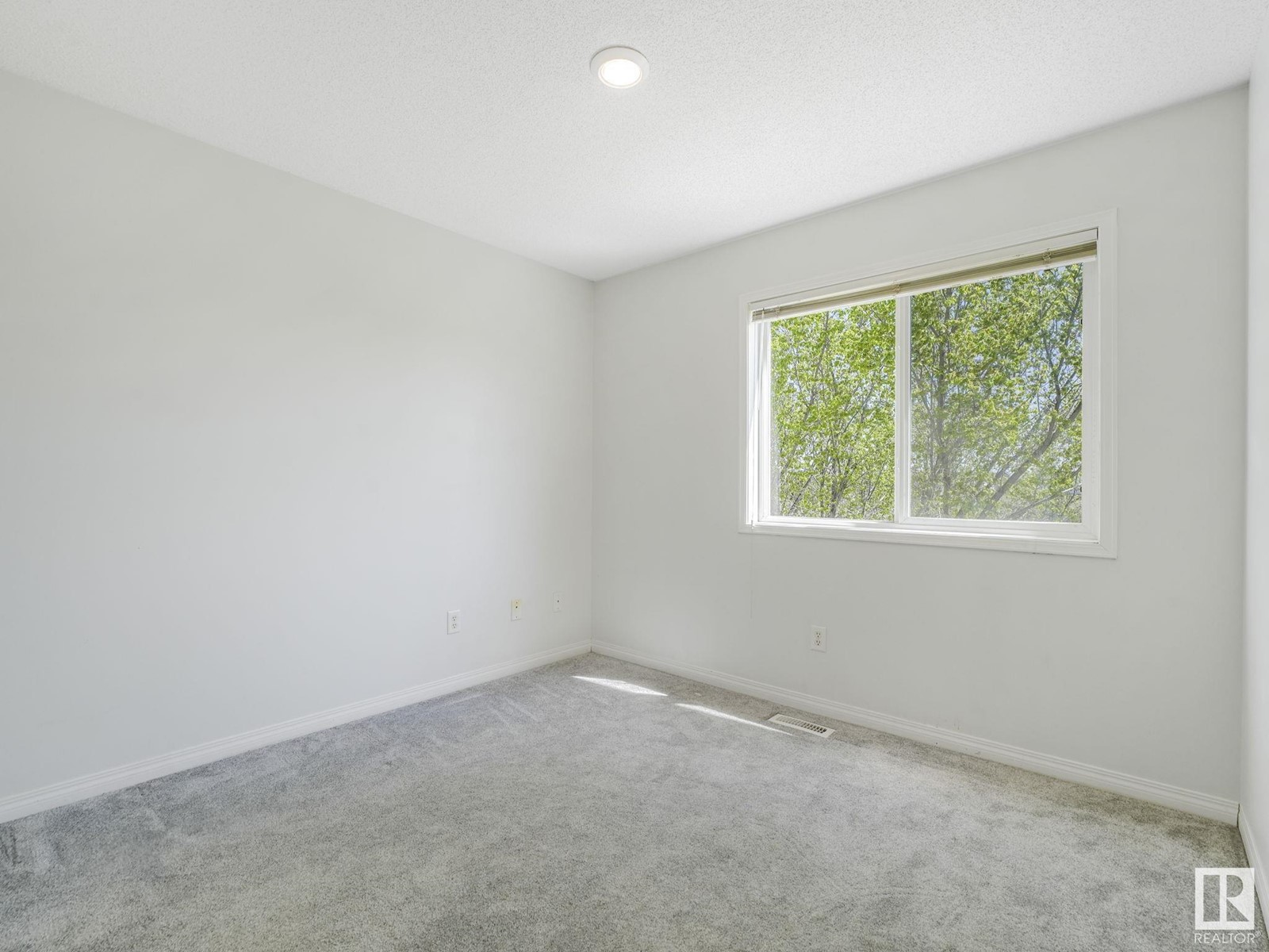 #23 130 HYNDMAN CR NW, Edmonton
