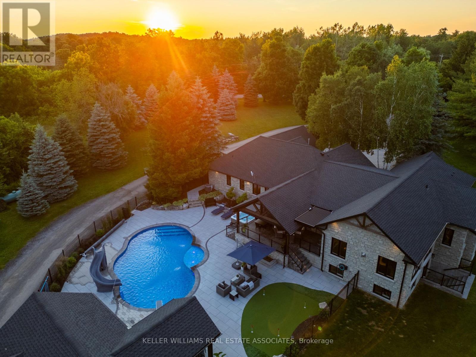 Photo 1 of 102 Concession 11 E, Hamilton ON