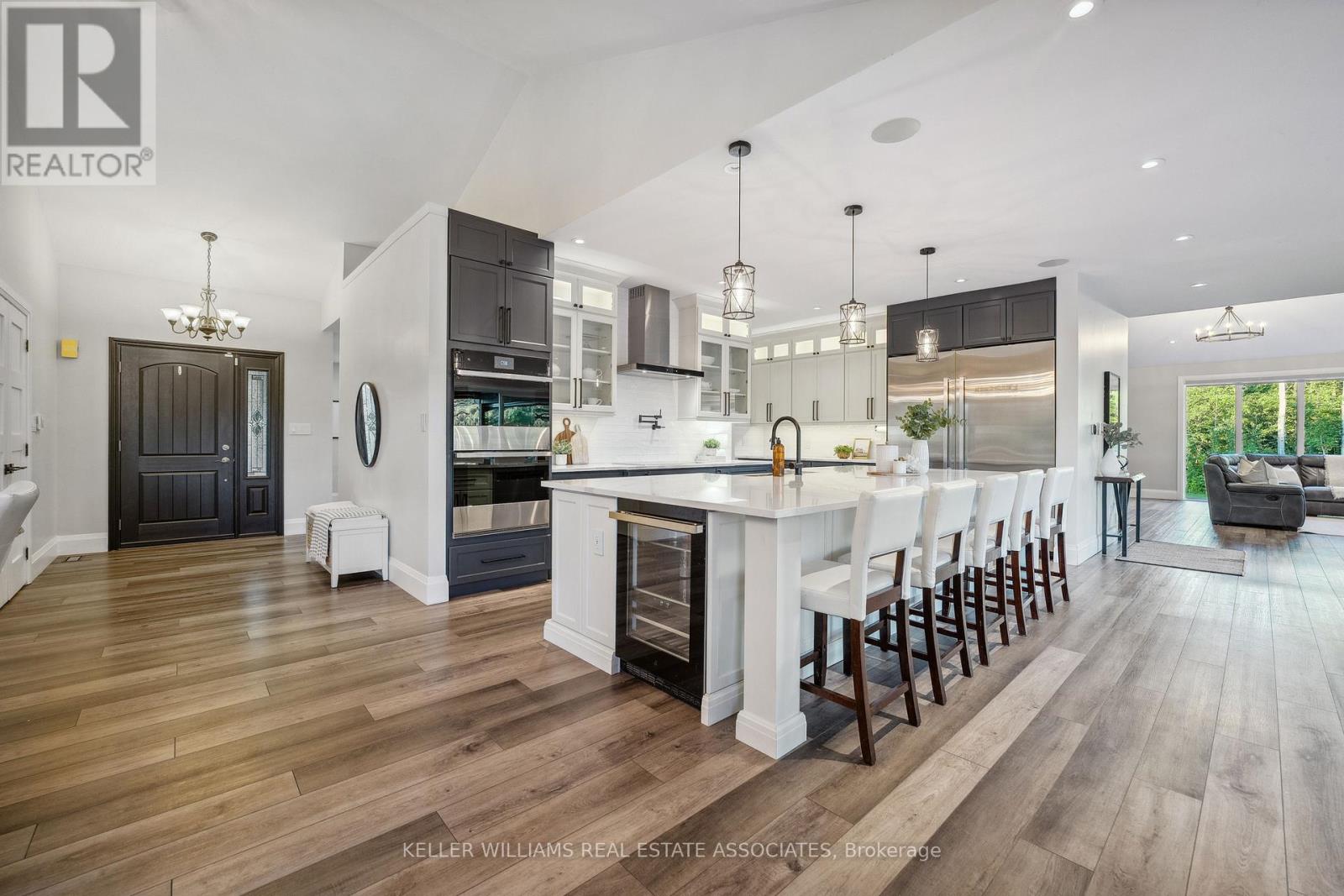 Photo 3 of 102 Concession 11 E, Hamilton ON