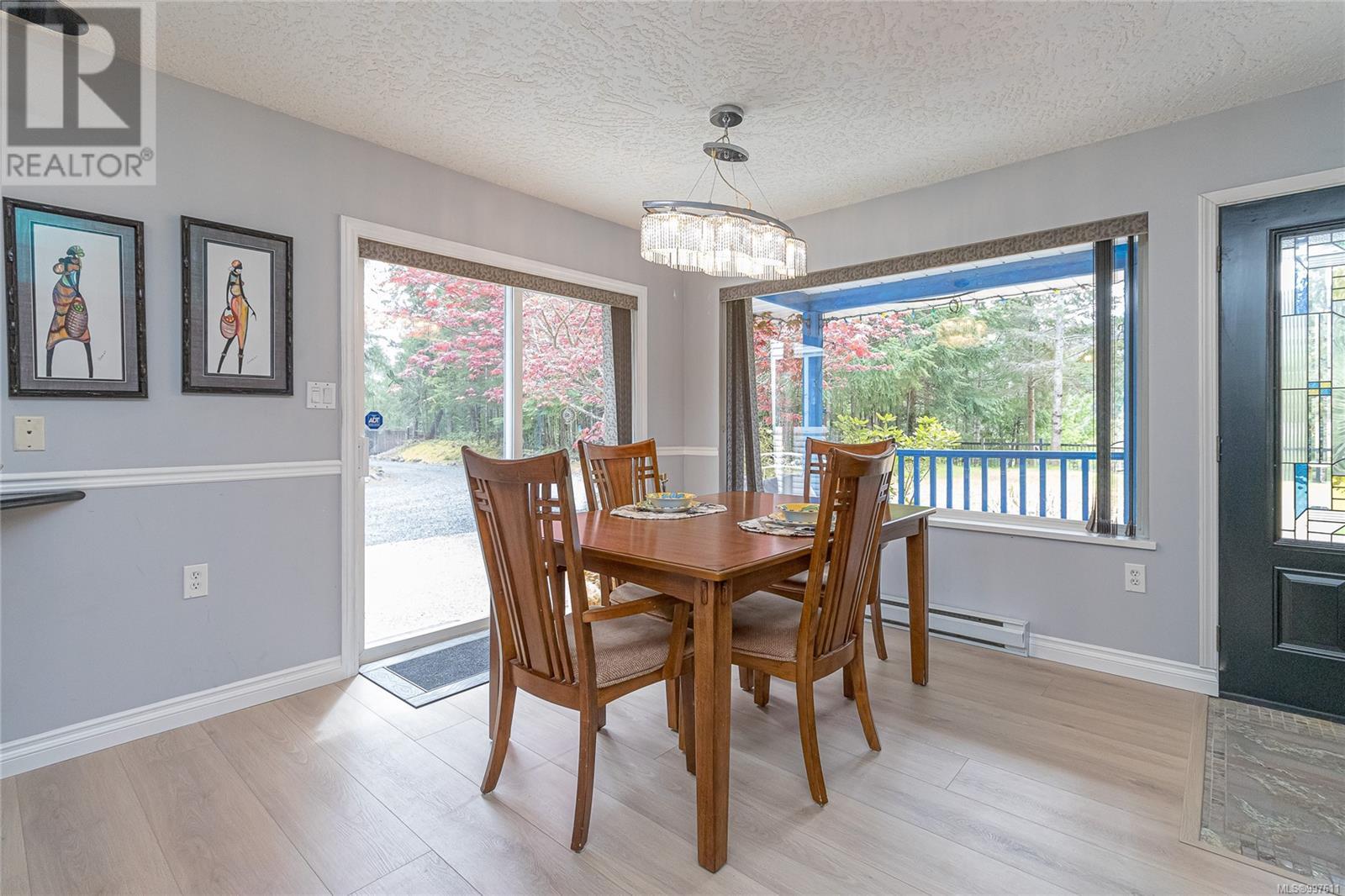 Photo 4 of 1335 Meadowood Way, Qualicum Beach BC