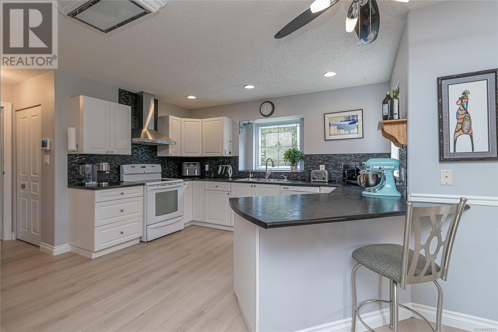 Photo 5 of 1335 Meadowood Way, Qualicum Beach BC