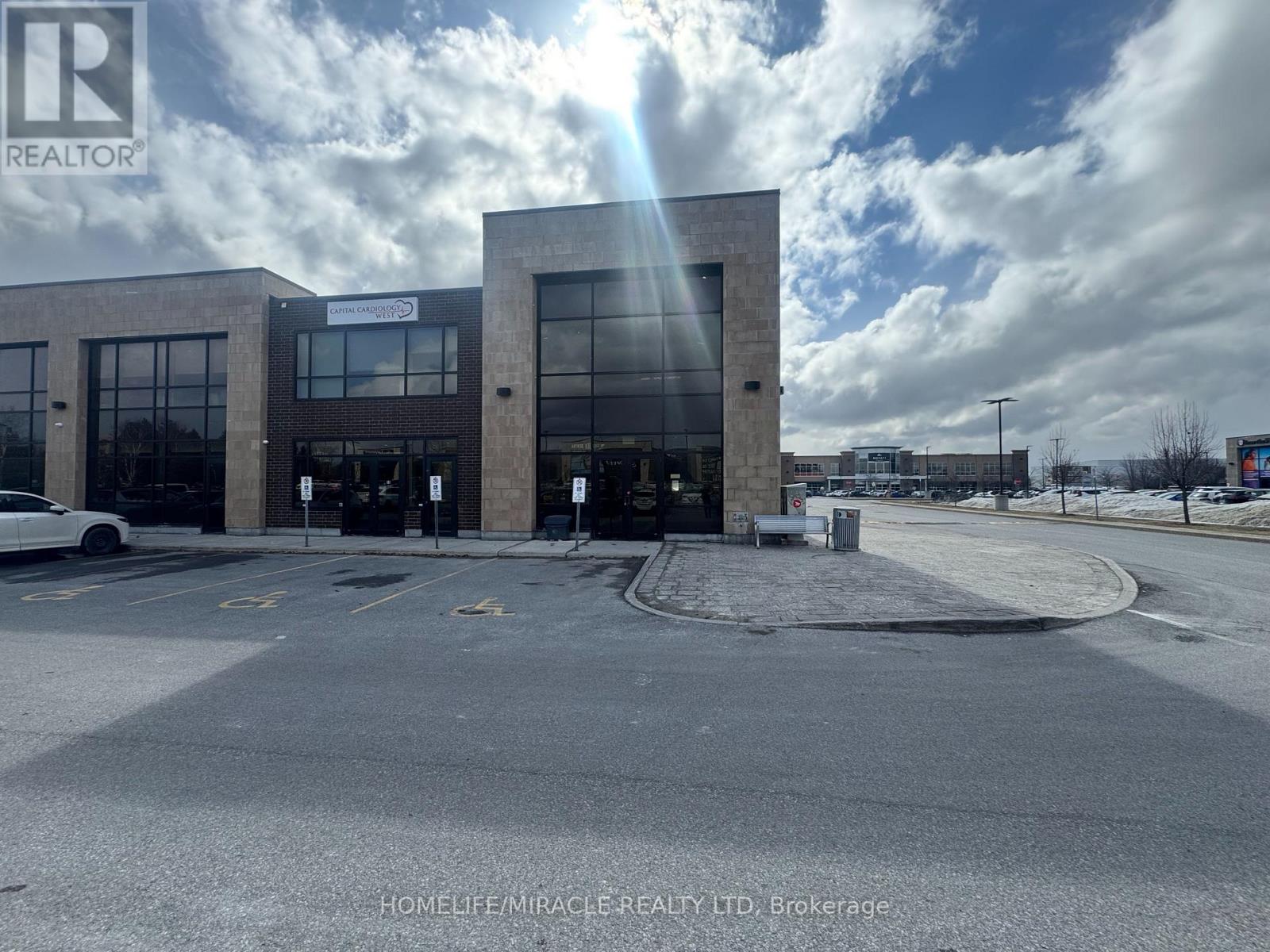 https://ddfcdn.realtor.ca/listing/TS638822165498300000/reb82/highres/8/x12087678_1.jpg