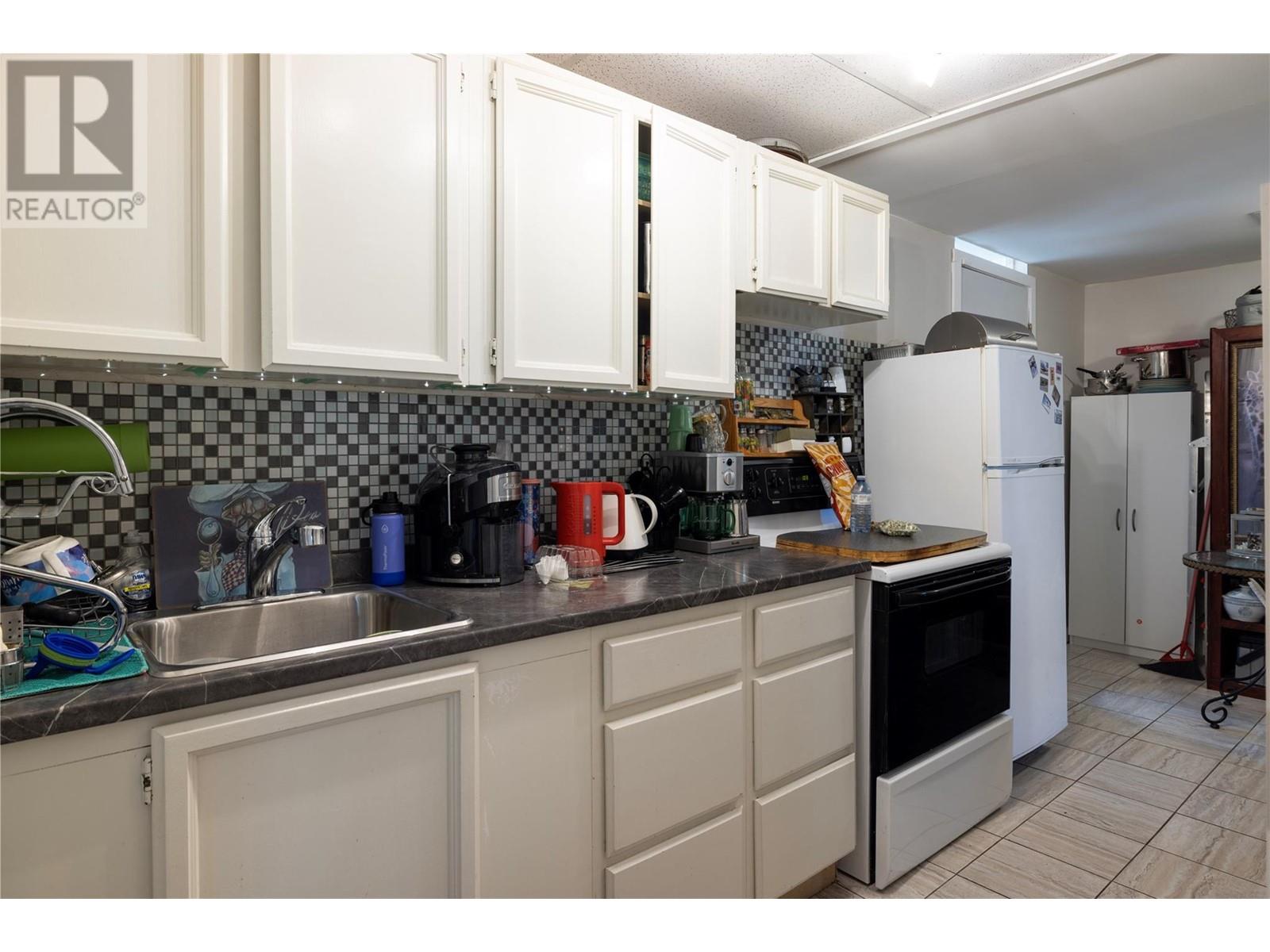 3928 15 Crescent, Vernon