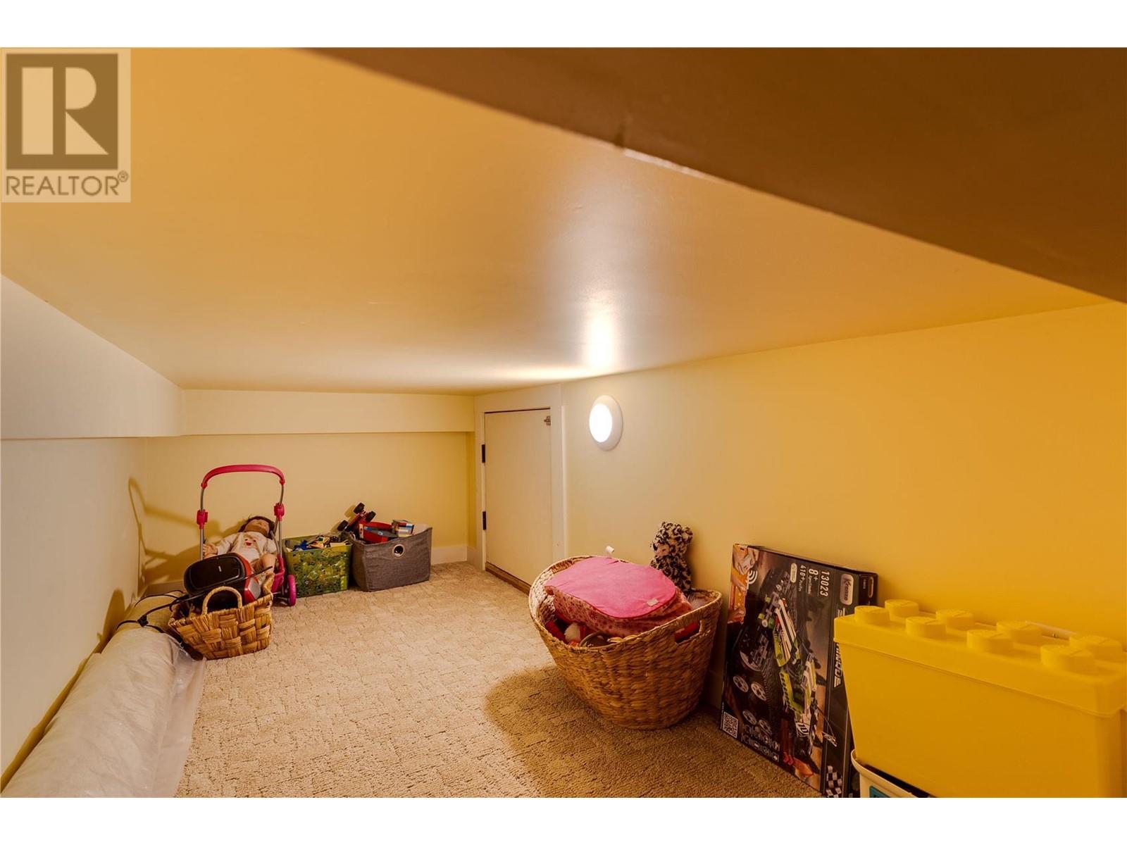  1927 Knox Crescent, Kelowna