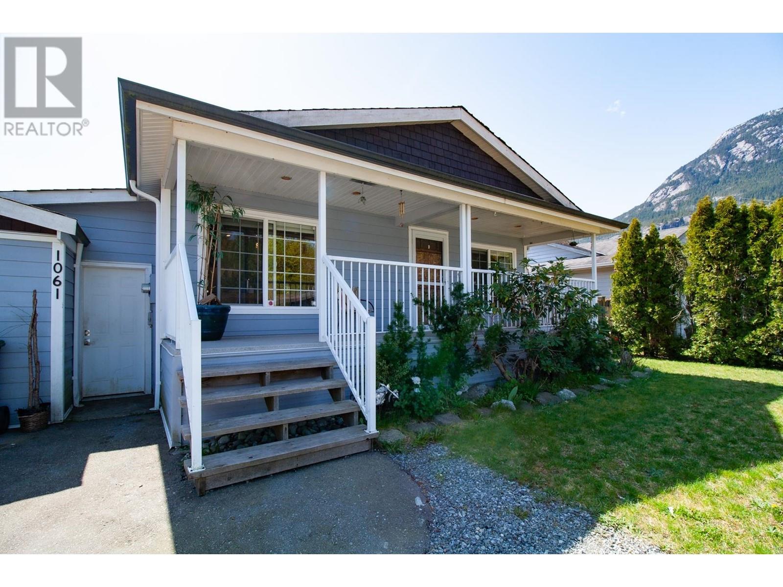 1061 EDGEWATER CRESCENT, Squamish real estate listing for sale