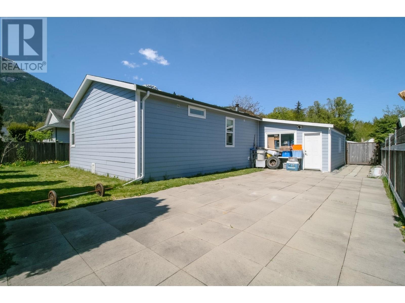 1061 EDGEWATER CRESCENT, Squamish real estate listing R2993743