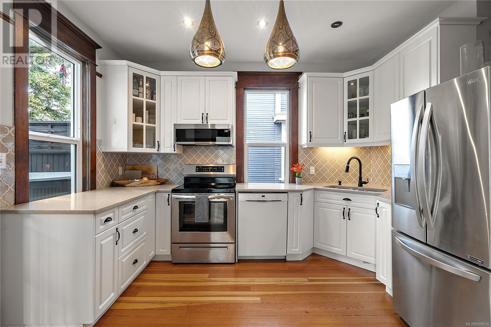 Photo 10 of 329 Simcoe St, Victoria BC