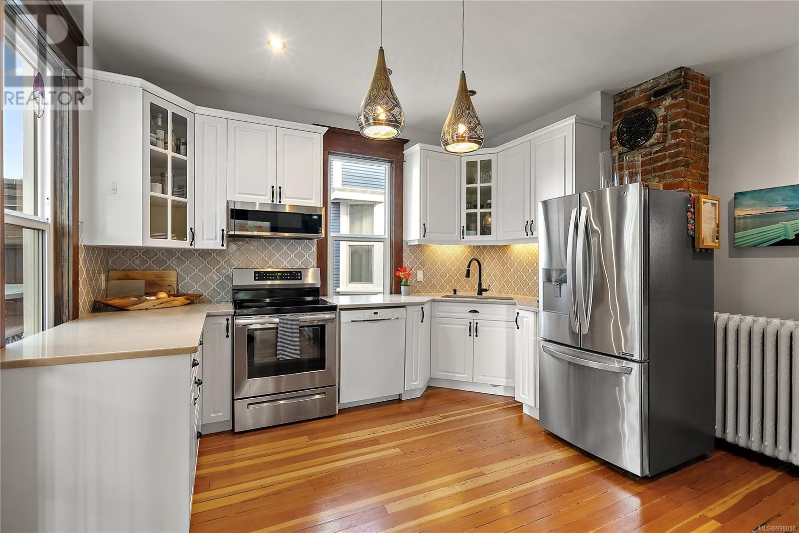 Photo 11 of 329 Simcoe St, Victoria BC