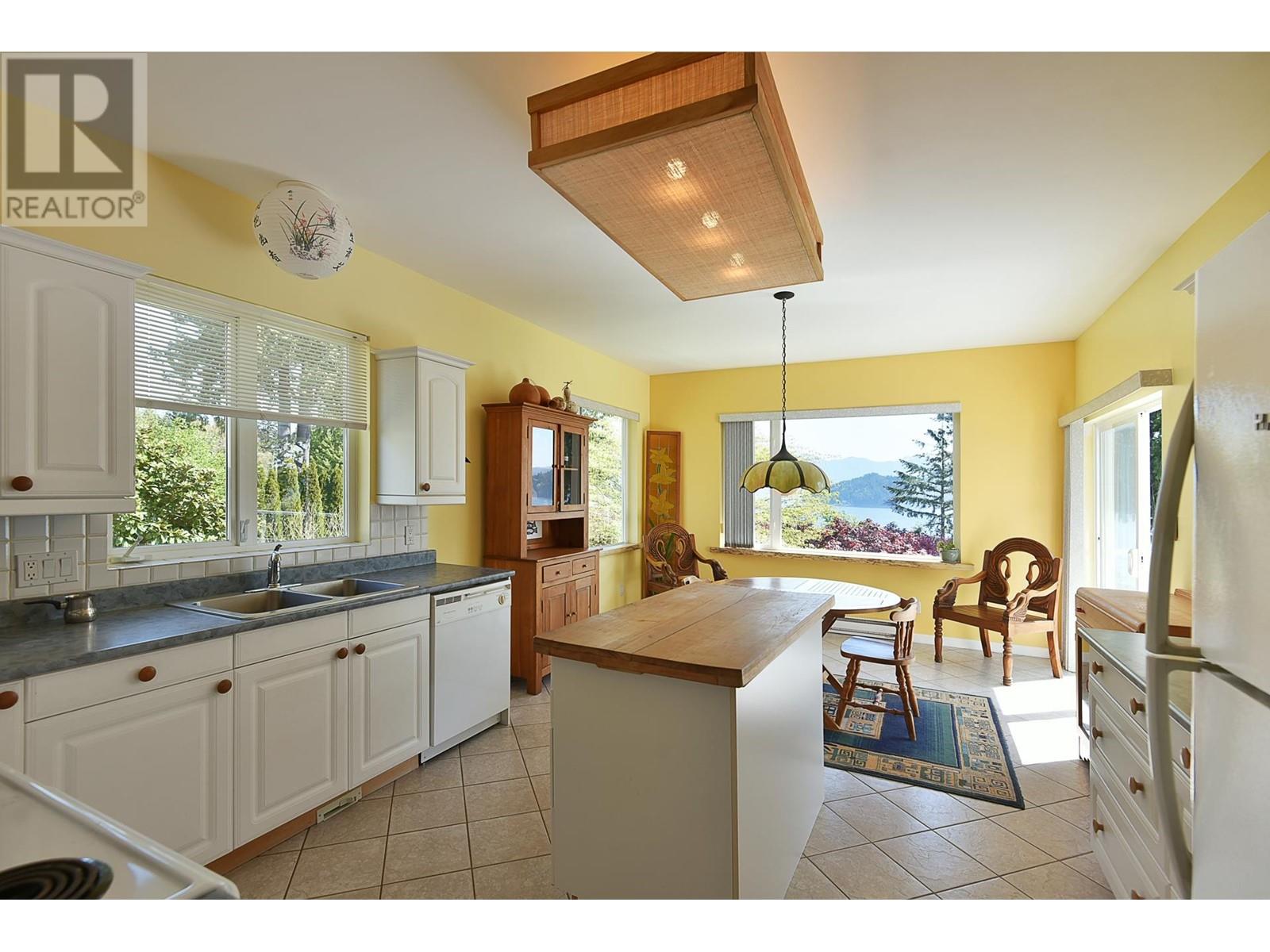 590-592 N FLETCHER ROAD, Gibsons