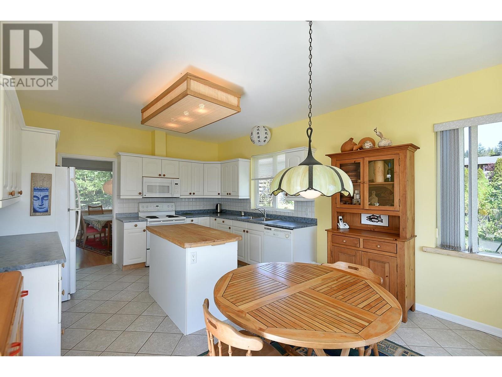 590-592 N FLETCHER ROAD, Gibsons
