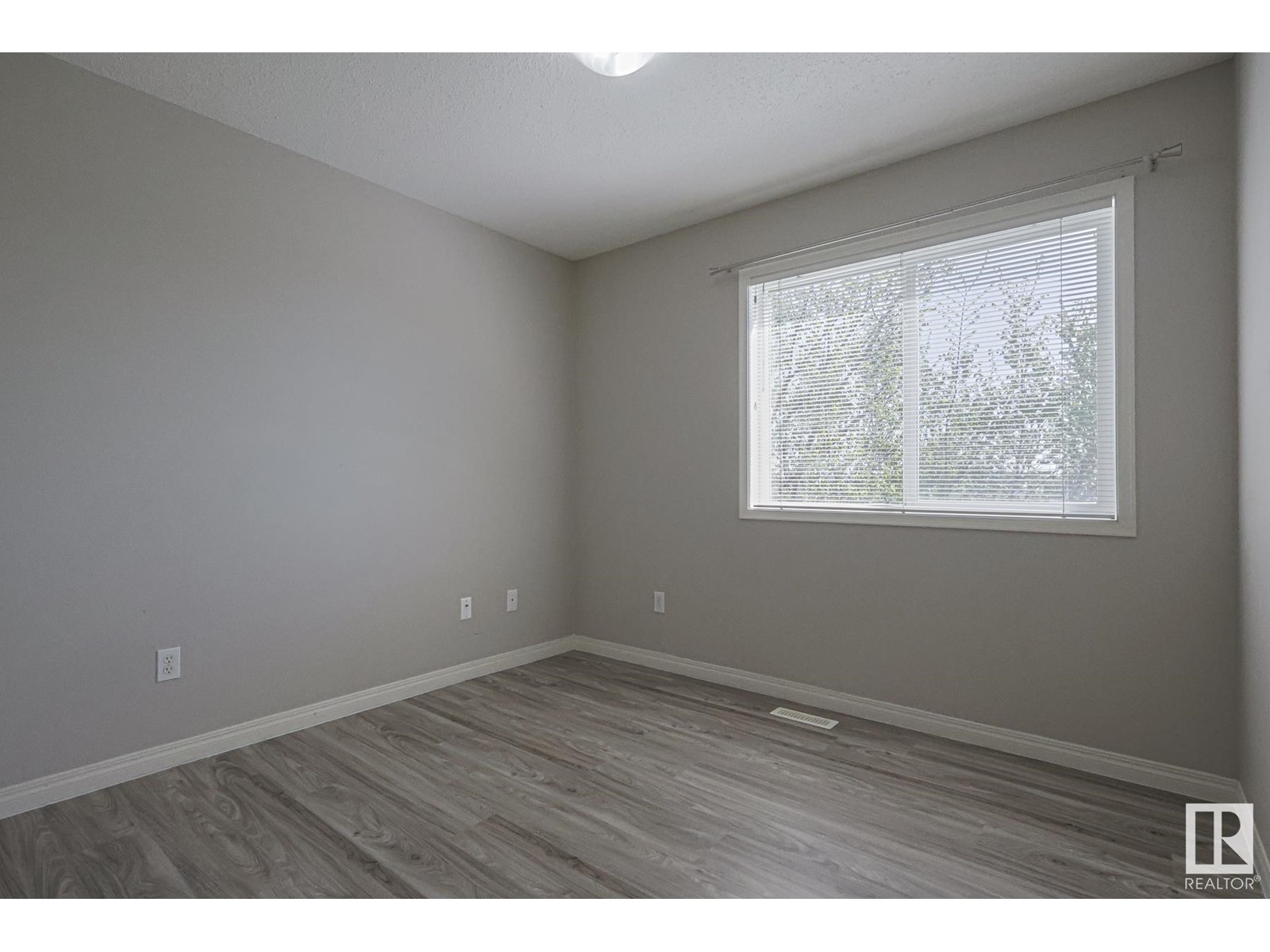 #21 130 HYNDMAN CR NW, Edmonton