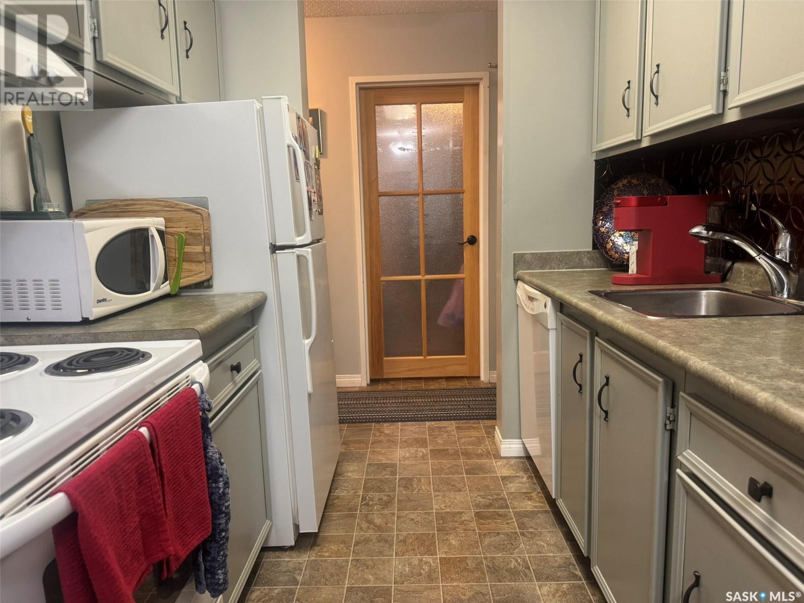 Photo 10 of 303 1808 Eaglesham Avenue, Weyburn SK
