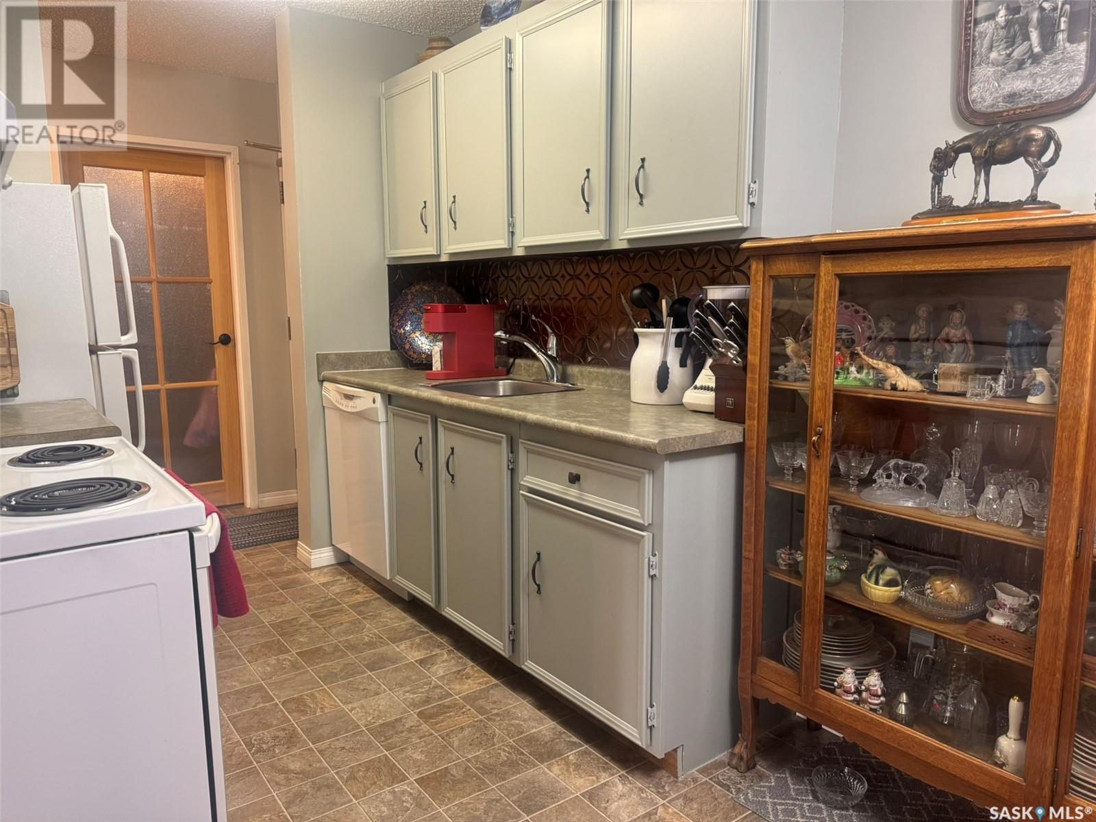 Photo 9 of 303 1808 Eaglesham Avenue, Weyburn SK