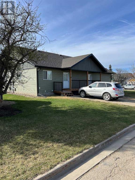 Photo 2 of 826 3rd Avenue, Beaverlodge AB