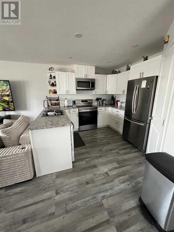 Photo 3 of 826 3rd Avenue, Beaverlodge AB