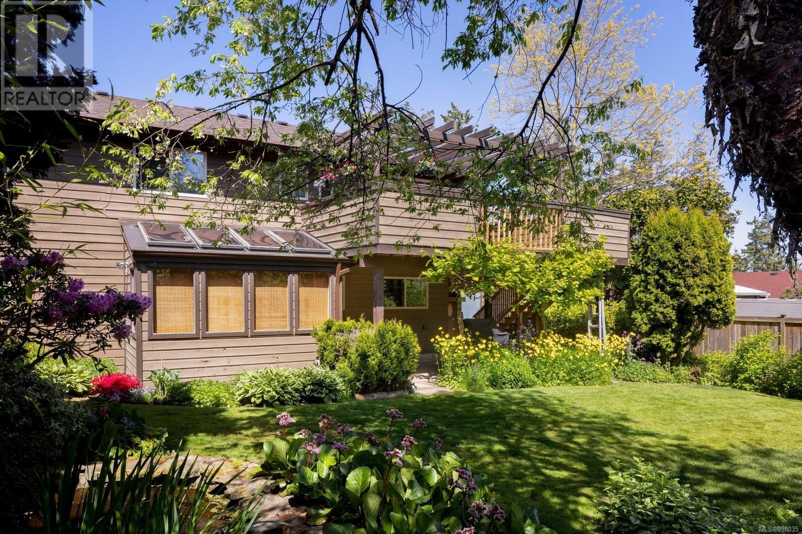  2077 Stelly's Cross Road, Central Saanich