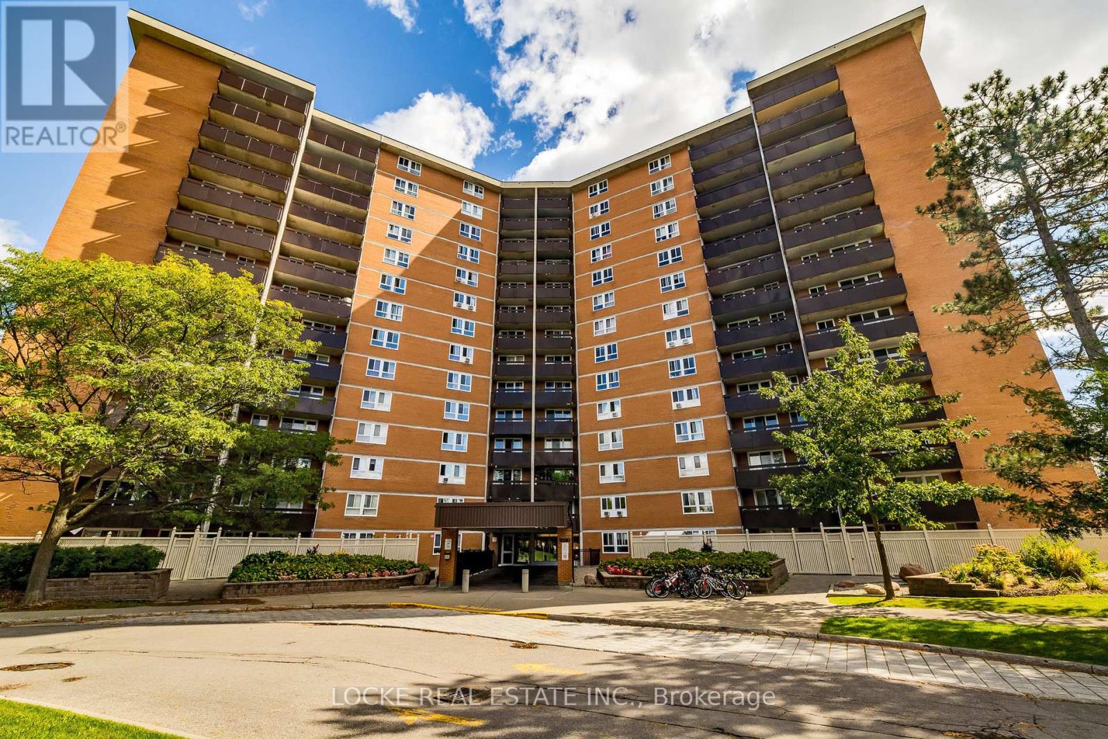 https://ddfcdn.realtor.ca/listing/TS638822343504070000/reb76/highres/3/x12131833_1.jpg