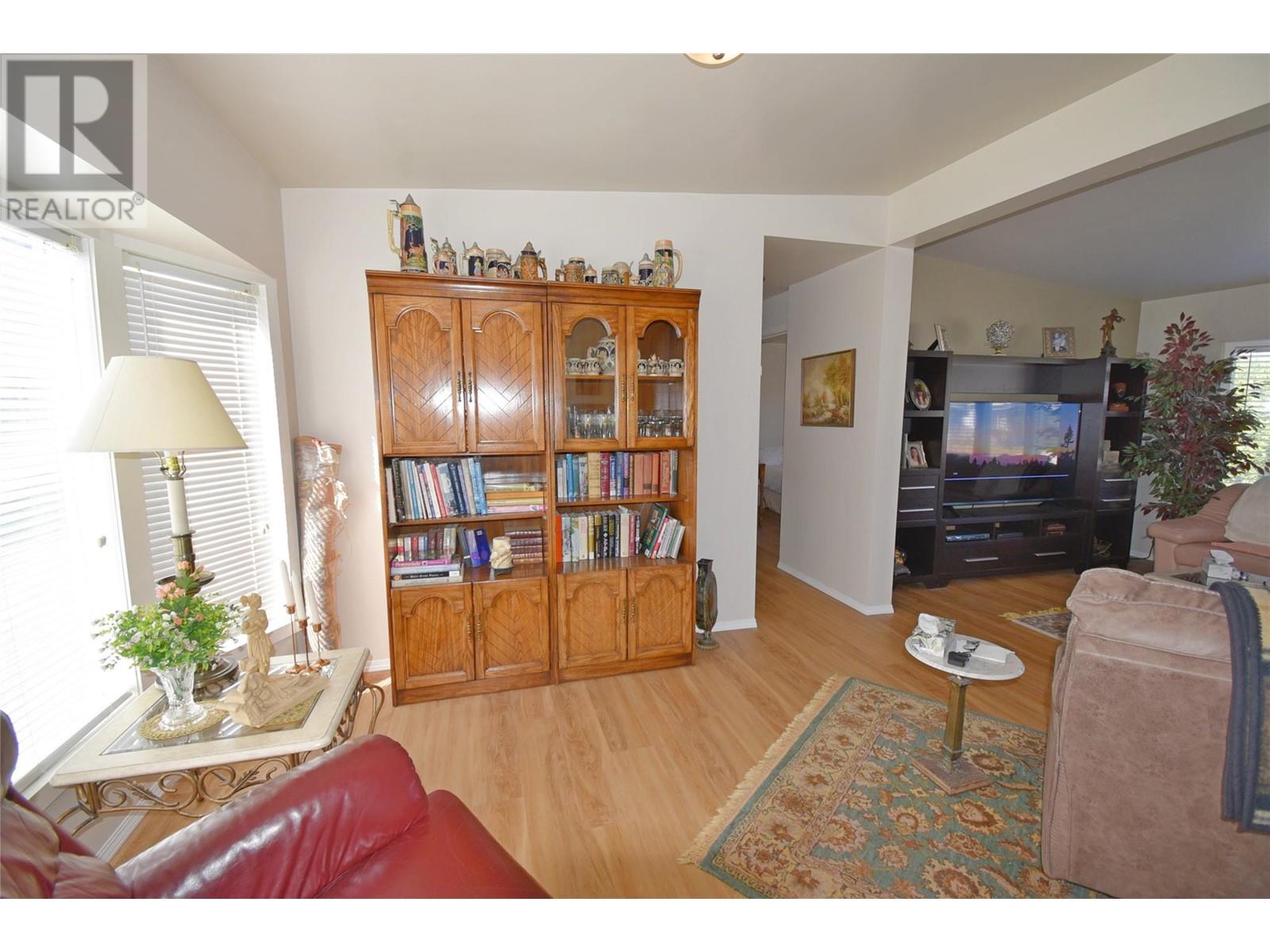  735 3 Street, Vernon