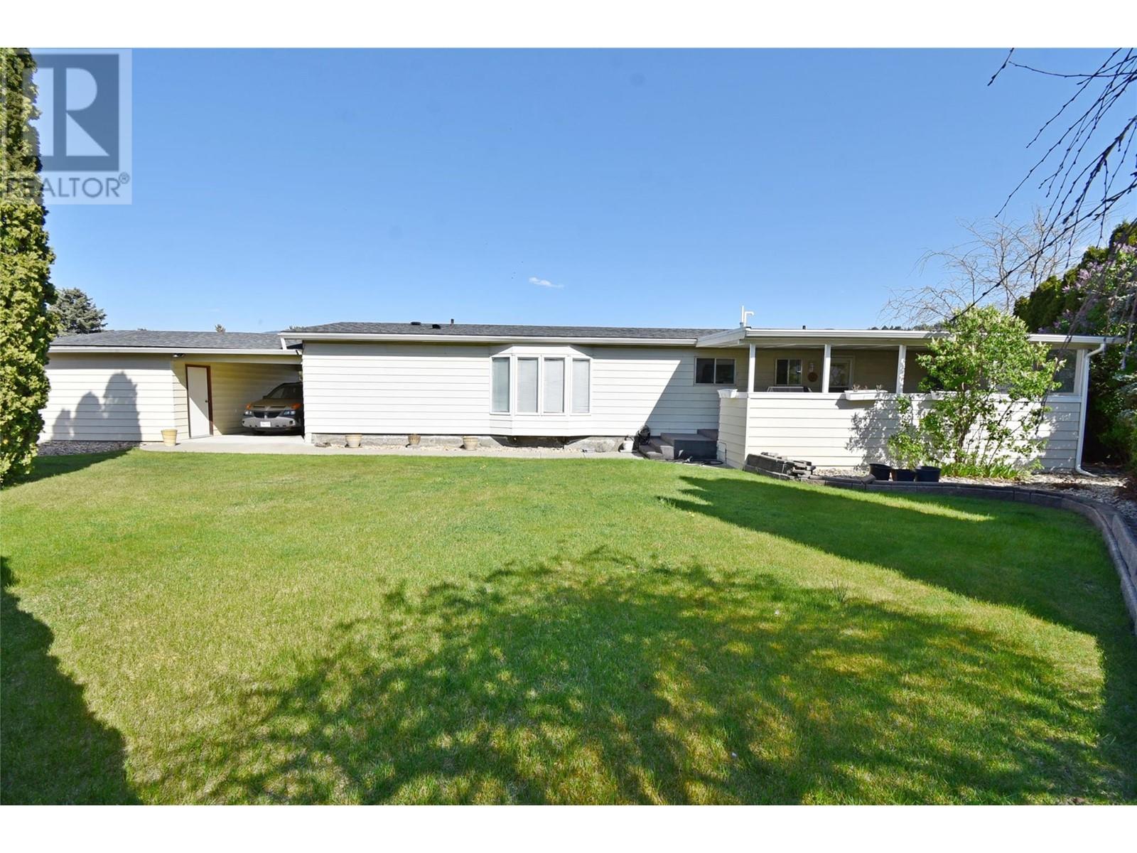  735 3 Street, Vernon