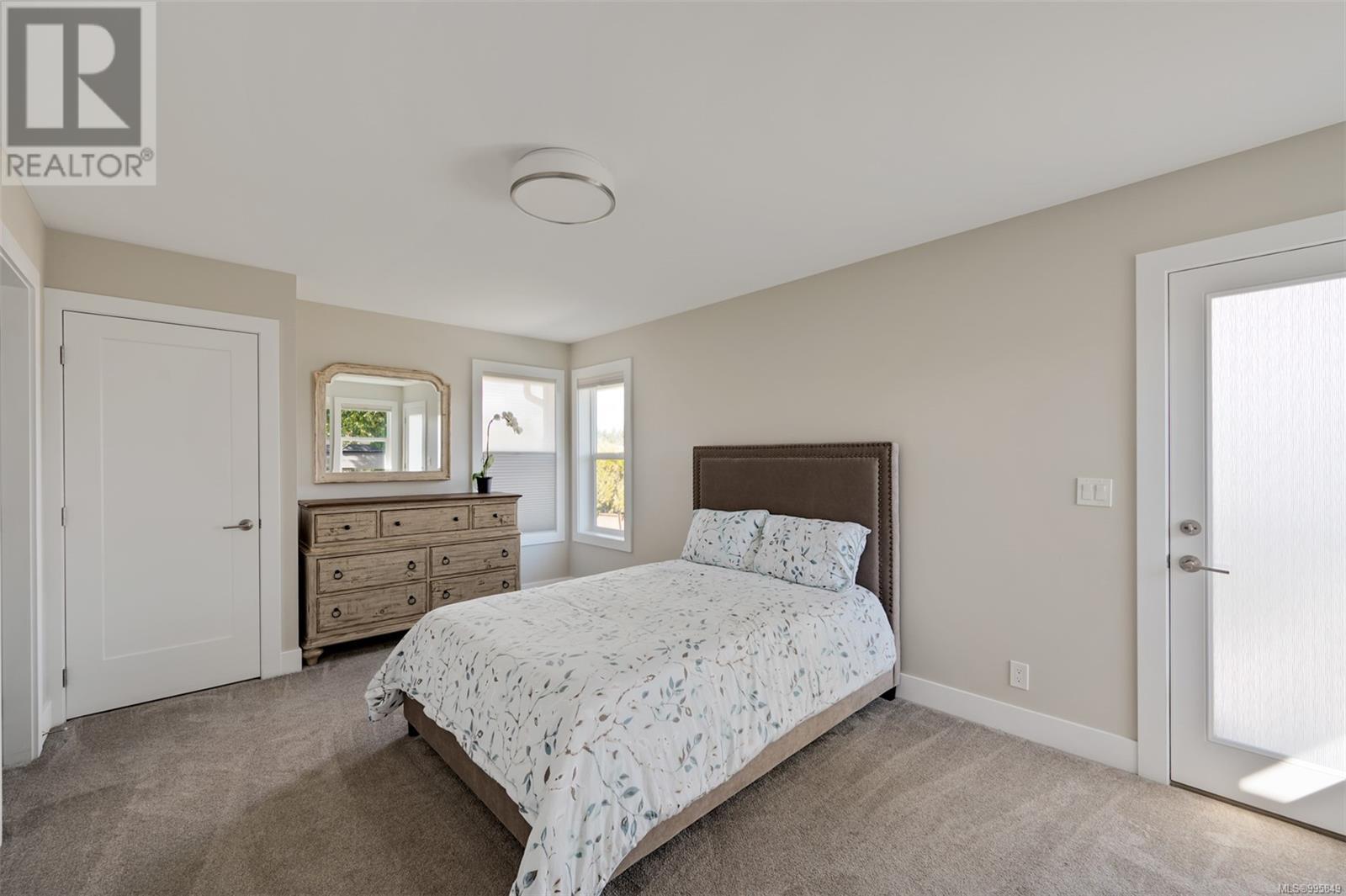  812 Mann Avenue, Saanich