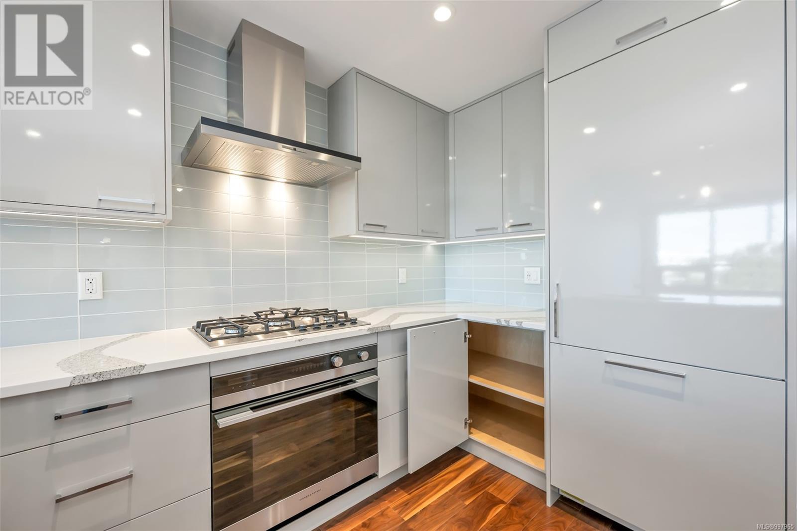 410 916 Lyall Street, Esquimalt