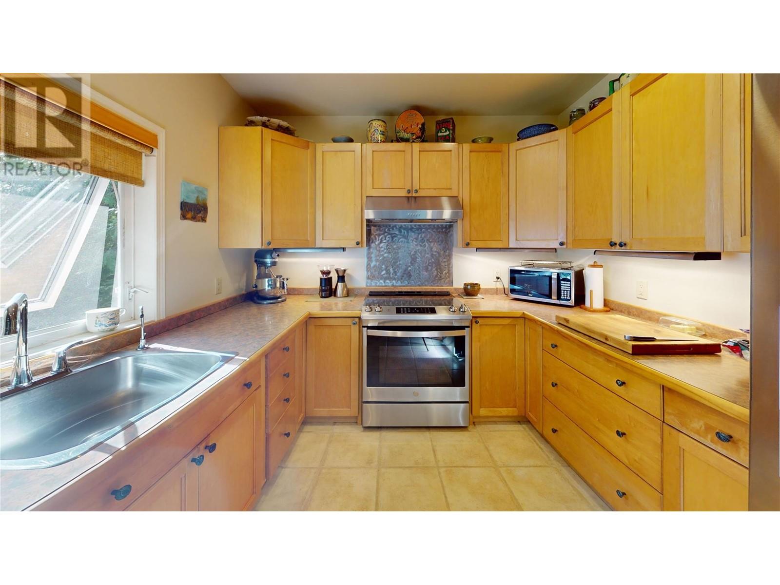 16317 Cedar Road, Crawford Bay