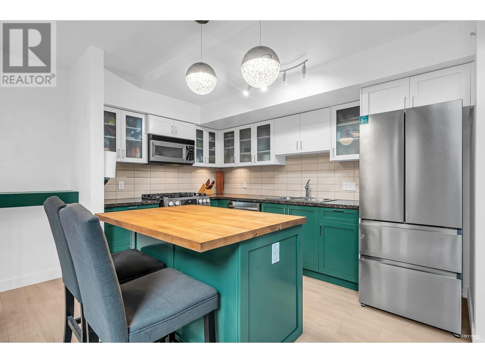 119 8 RENAISSANCE SQUARE, New Westminster