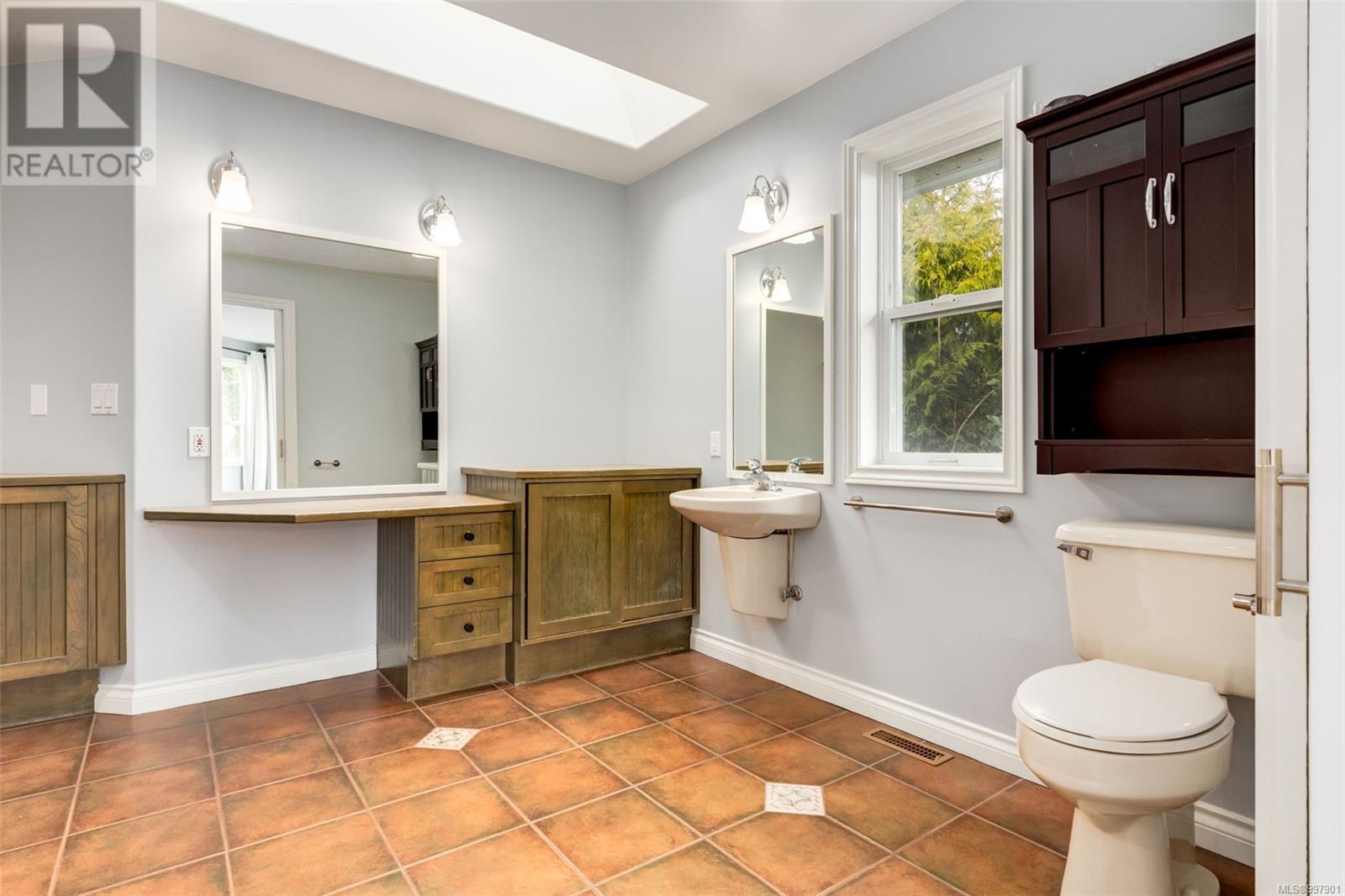 2453 Liggett Rd, Mill Bay