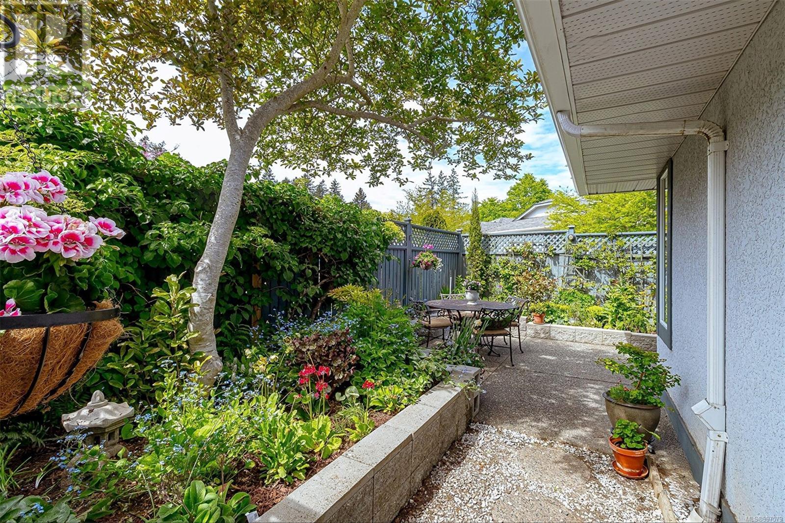 21 5110 Cordova Bay Road, Saanich