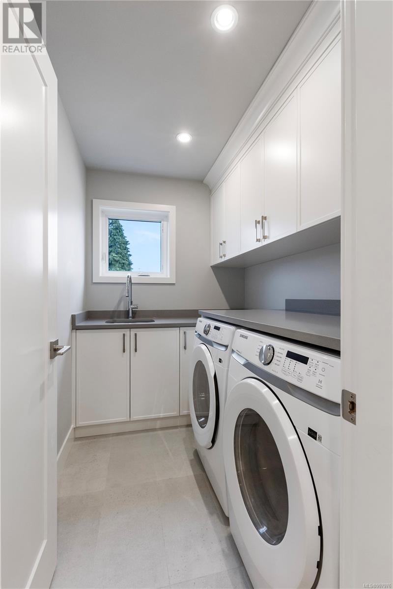Photo 15 of 220 Kamloops Ave, Saanich BC