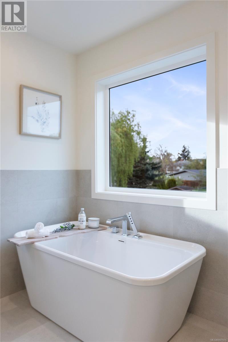 Photo 17 of 220 Kamloops Ave, Saanich BC
