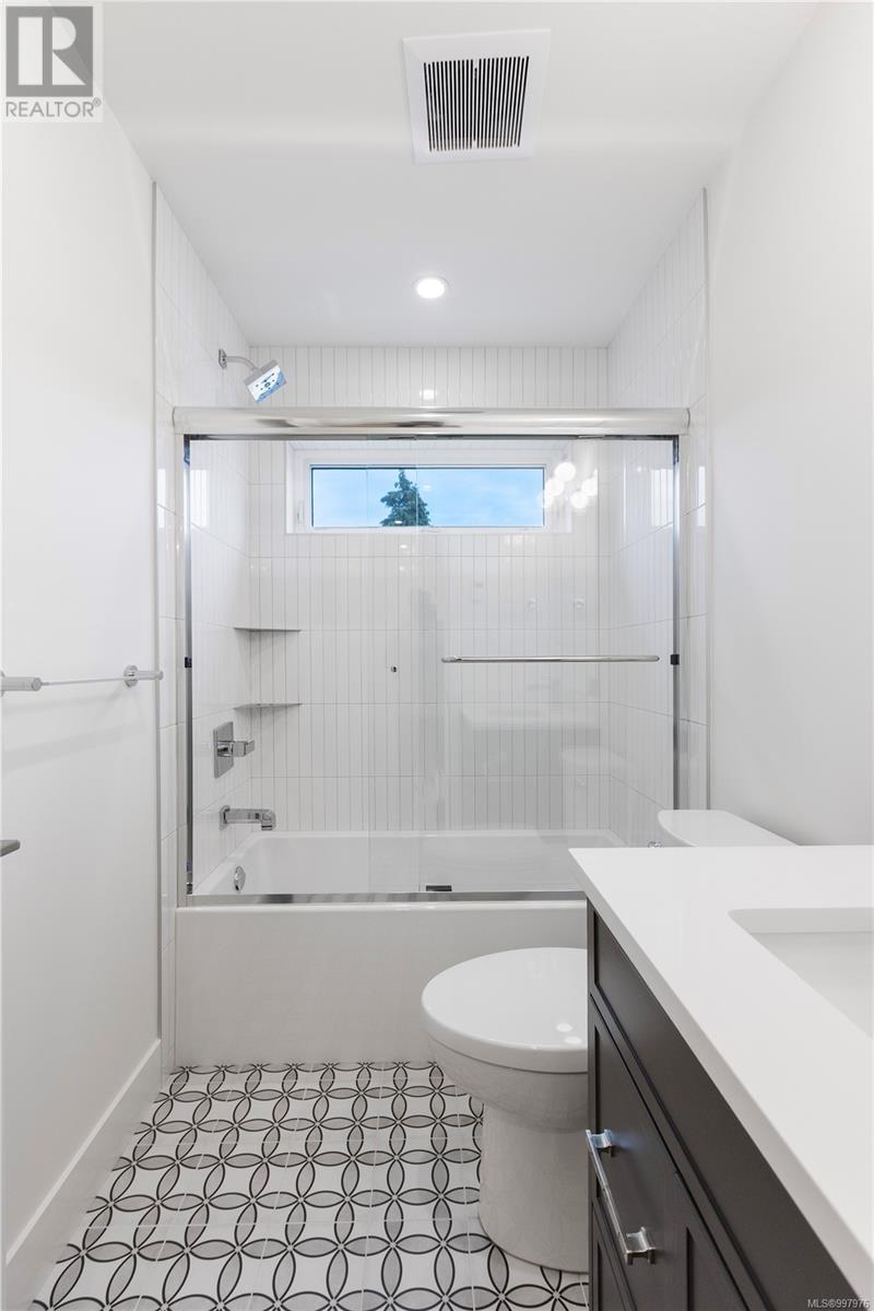 Photo 21 of 220 Kamloops Ave, Saanich BC