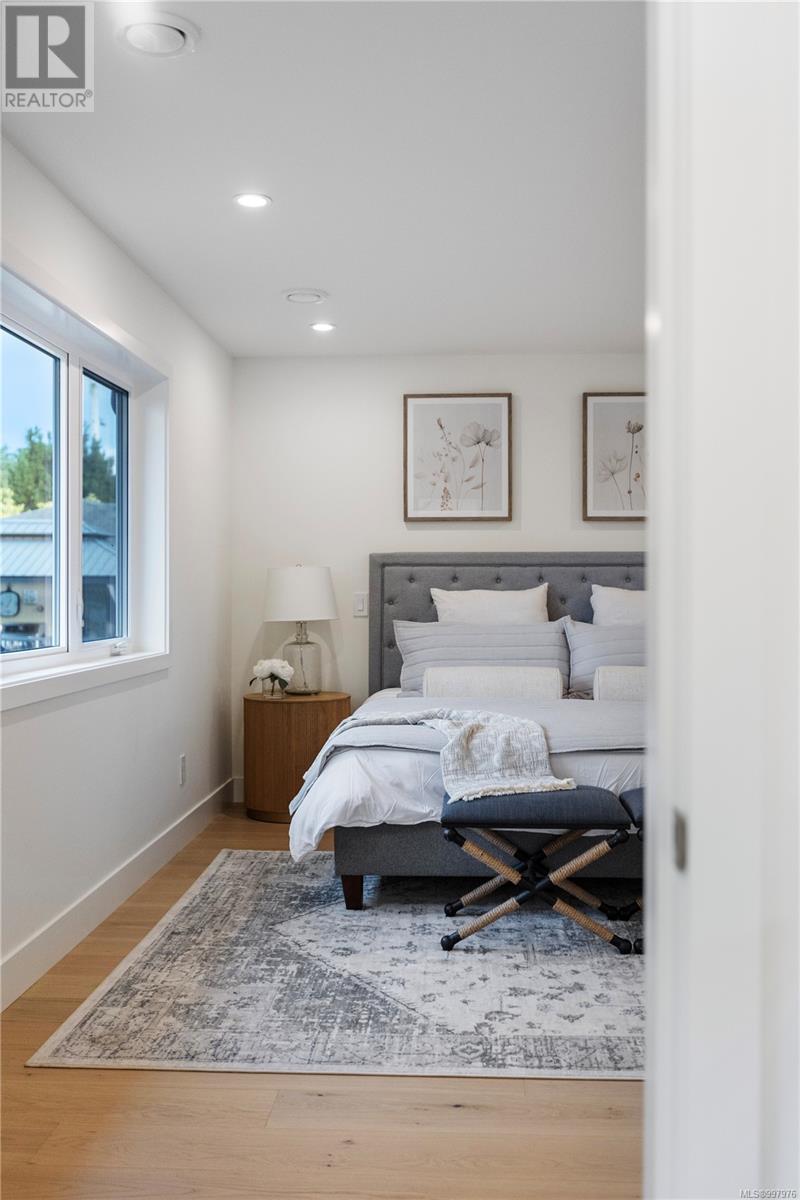 Photo 23 of 220 Kamloops Ave, Saanich BC