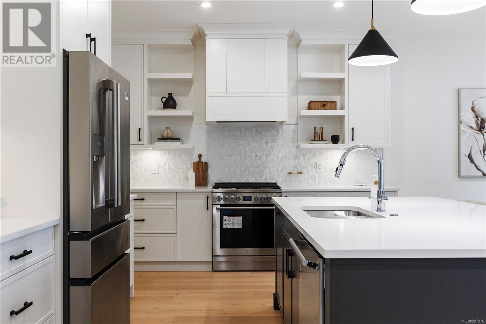 Photo 7 of 220 Kamloops Ave, Saanich BC