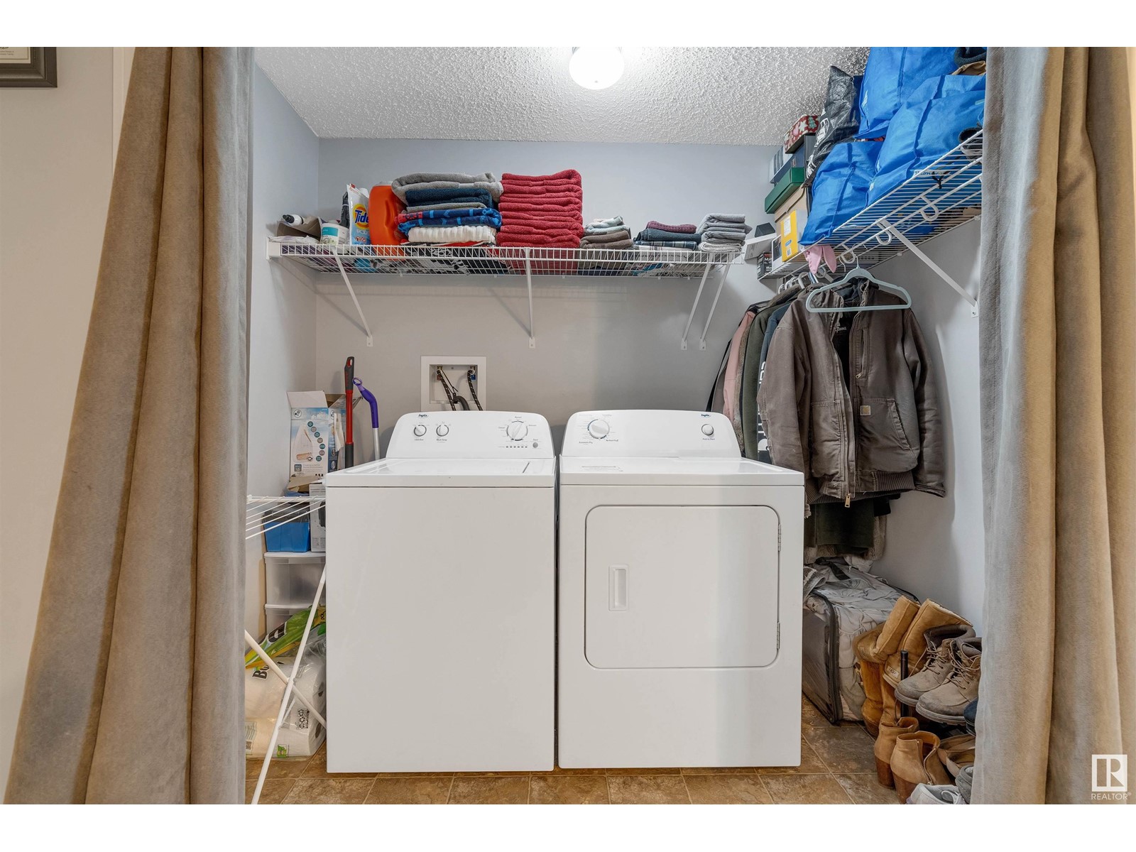 9404 212 ST NW, Edmonton