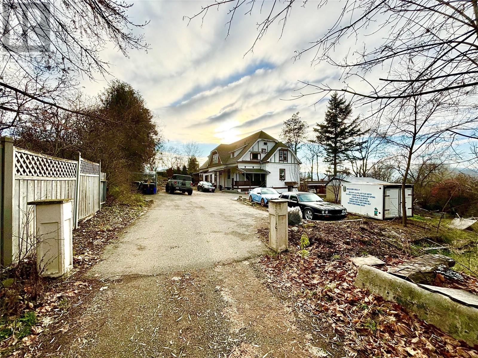  2003 37 Avenue, Vernon