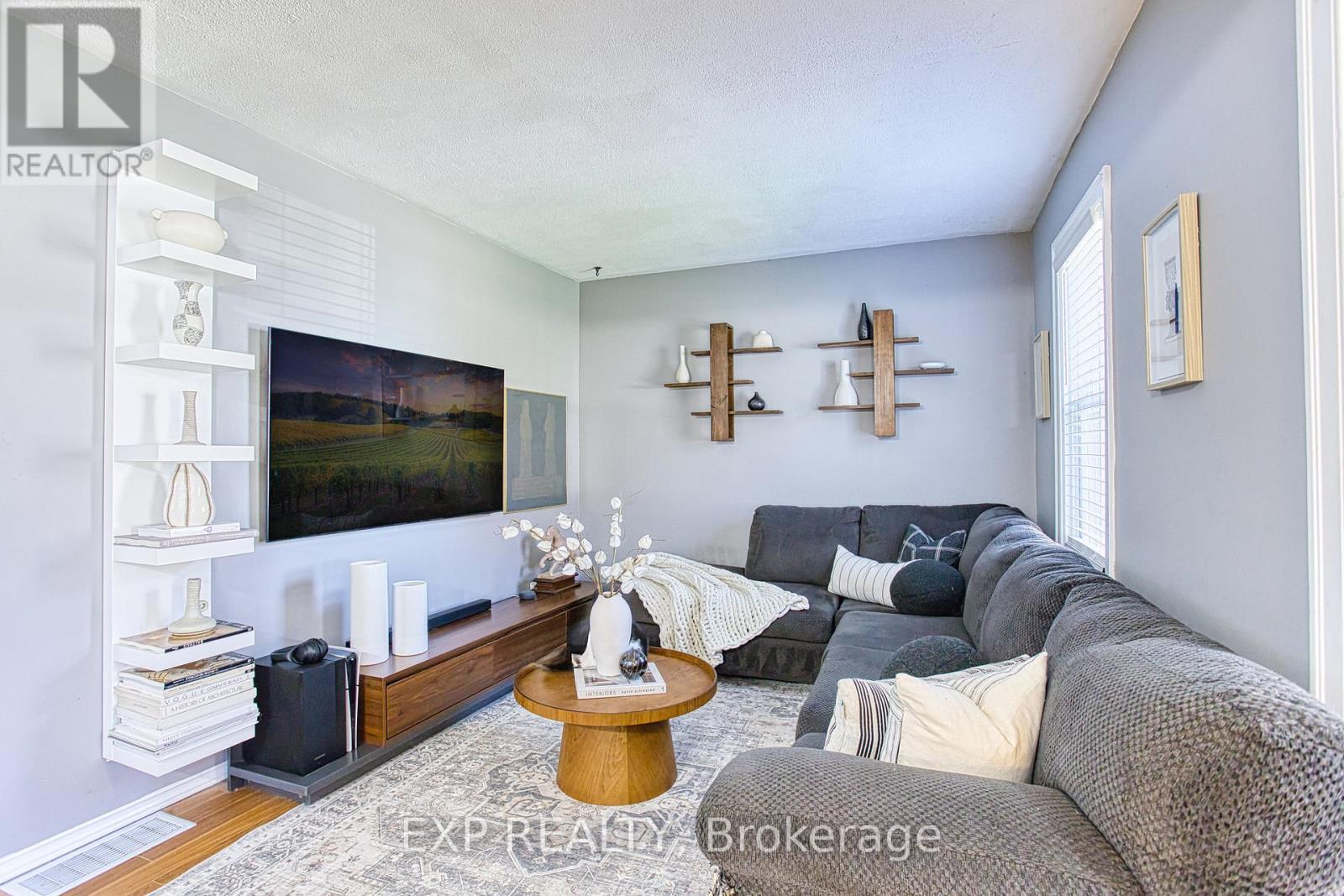 Photo 5 of 276 Mcalpine Avenue S, Welland ON