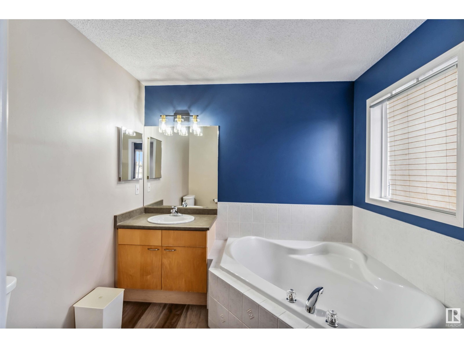 8917 8 AV SW, Edmonton