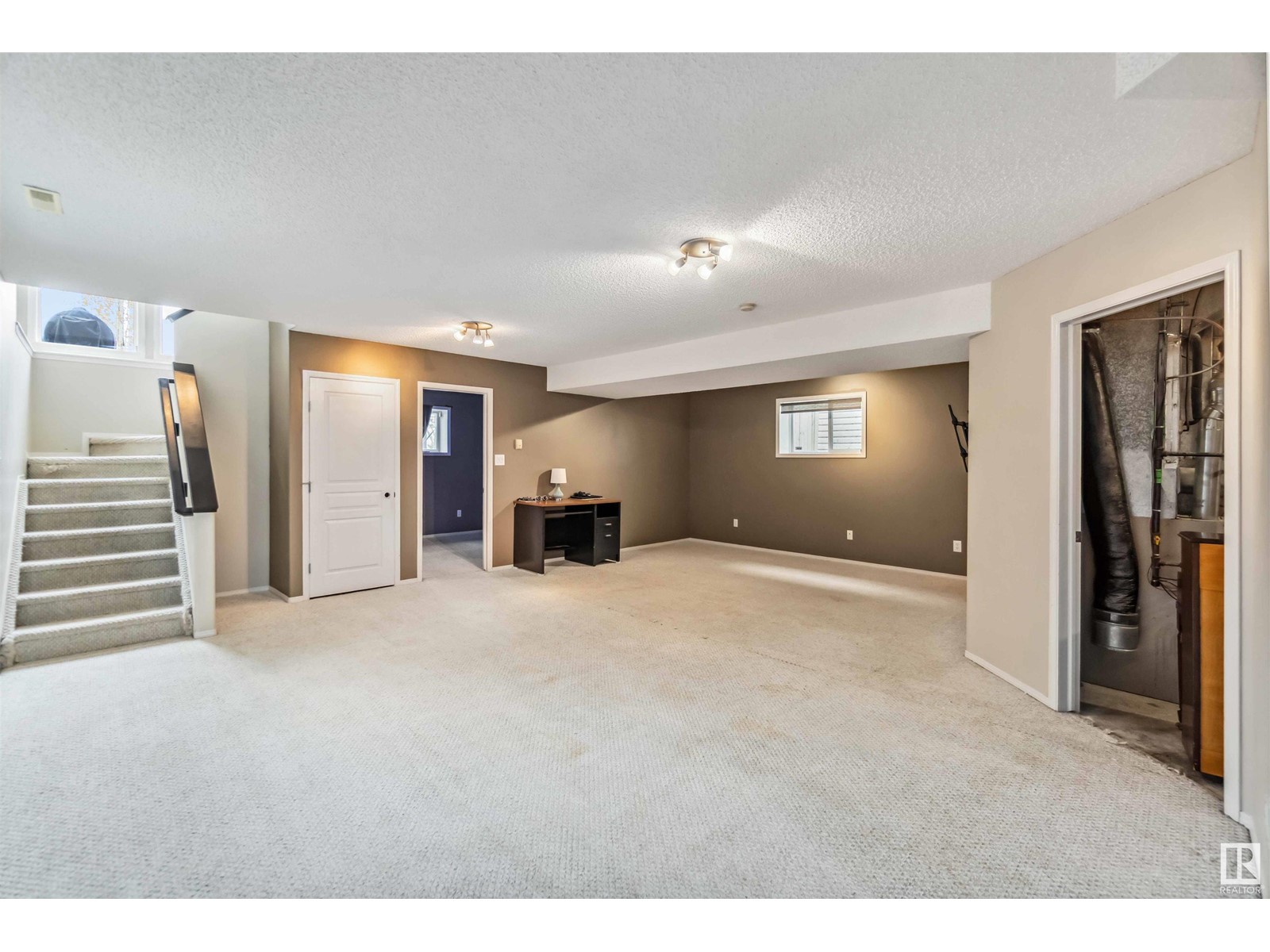 8917 8 AV SW, Edmonton