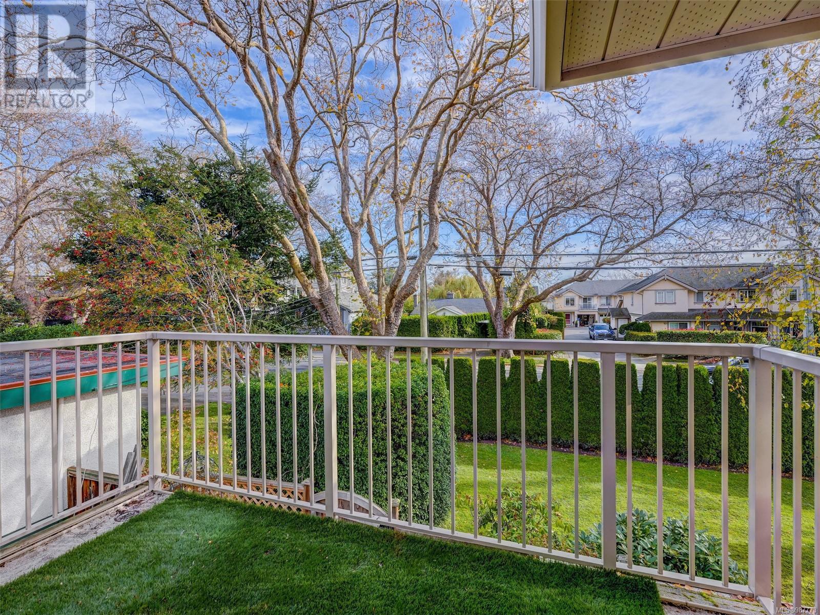 1 2720 Shelbourne Street, Victoria