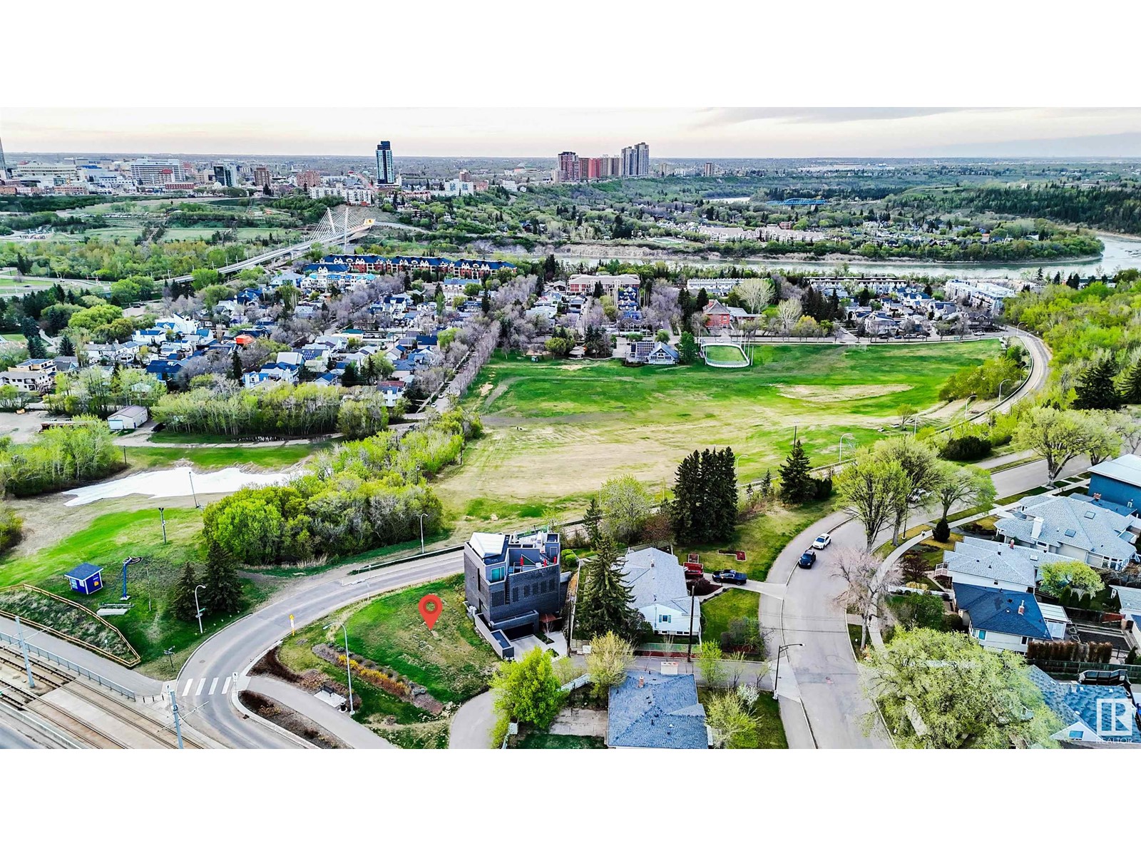 Photo 3 of 9260 A Strathearn Dr Nw, Edmonton AB