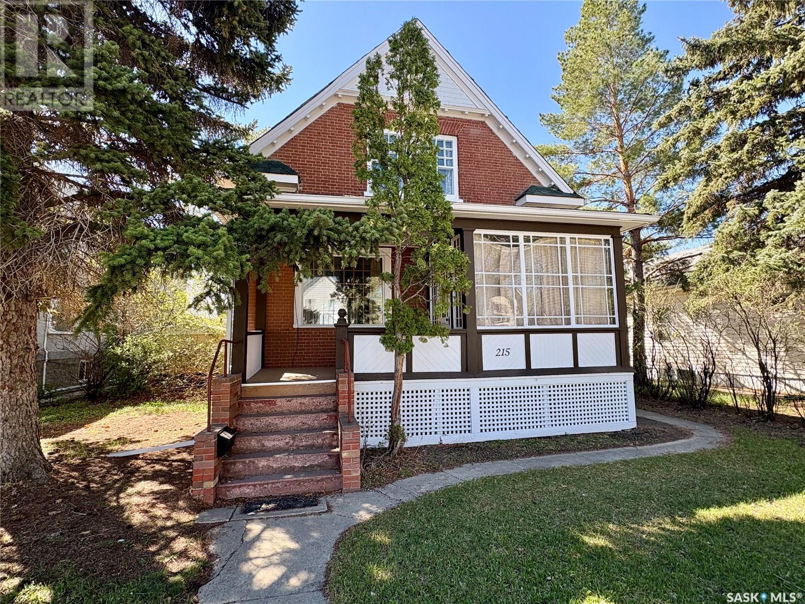 Photo 24 of 215 Ominica Street W, Moose Jaw SK