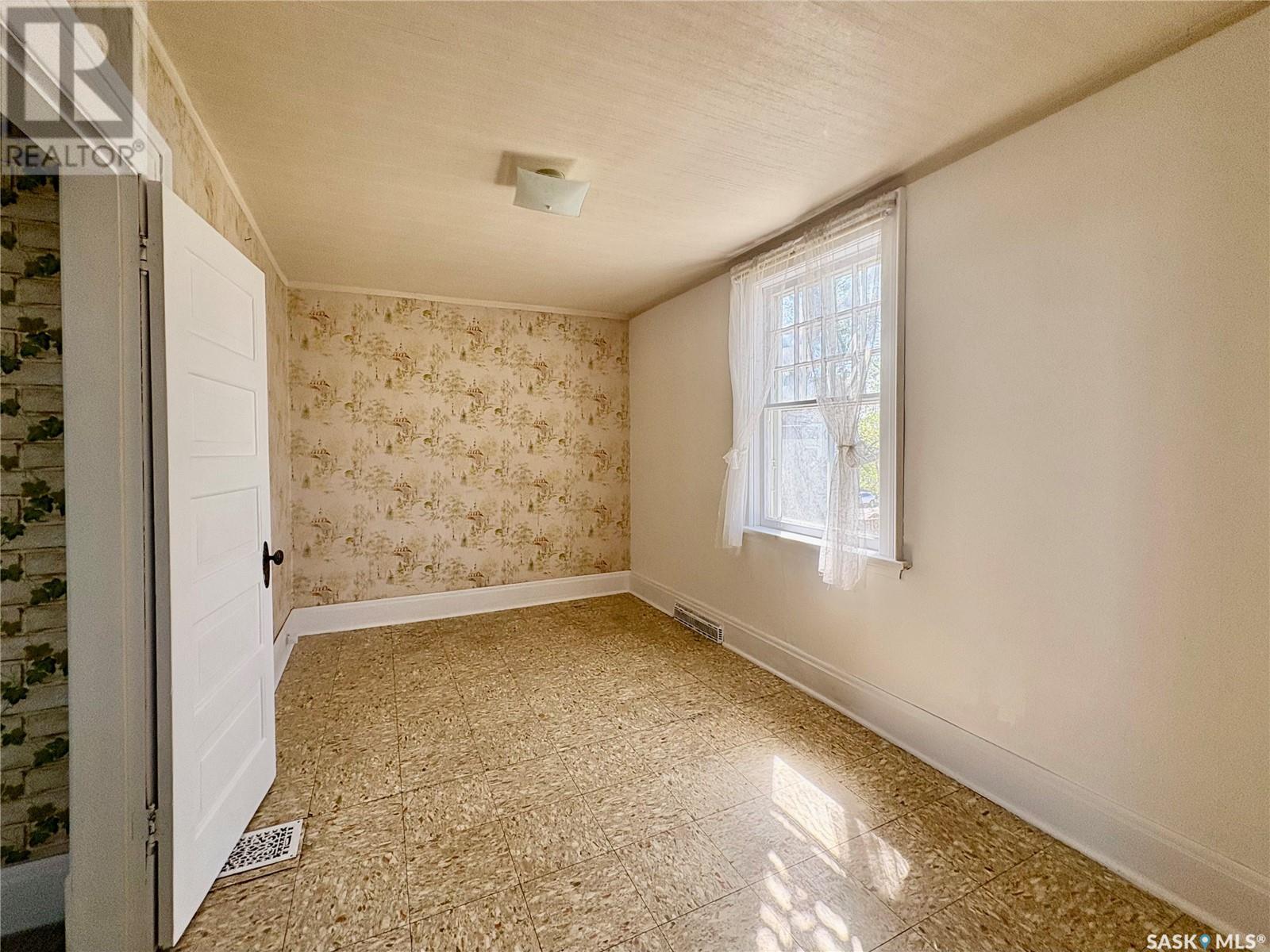 Photo 3 of 215 Ominica Street W, Moose Jaw SK